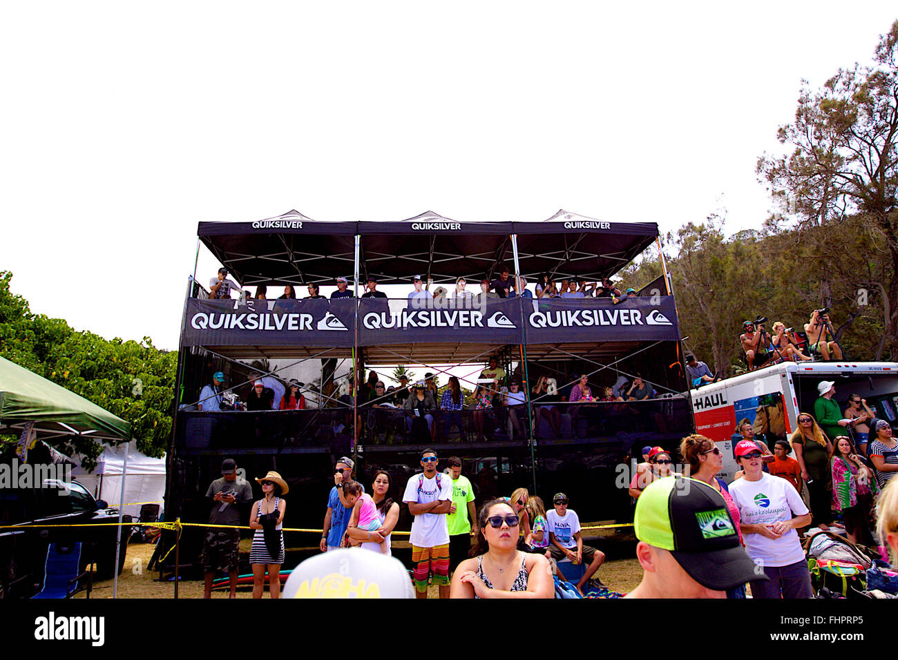 Haleiwa, Hawaii, USA. 25 Février, 2016. 25 février 2016 - Fans regarder le concours de tous les angles durant l'action au 2016 Eddie Aikau Big Wave Invitational présentée par Quicksilver à Waimea Bay à Haleiwa, HI Crédit : Cal Sport Media/Alamy Live News Banque D'Images