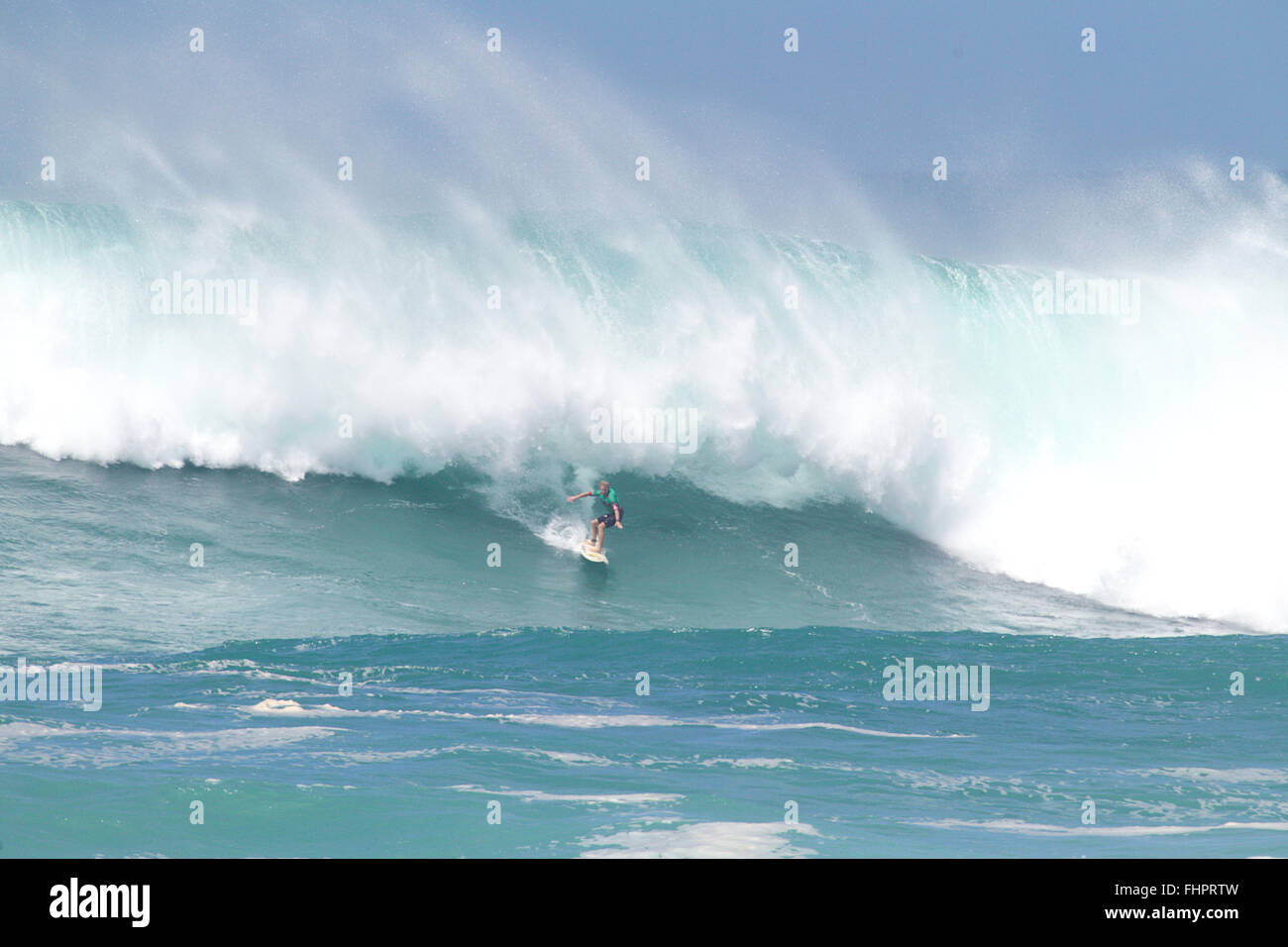 Haleiwa, Hawaii, USA. 25 Février, 2016. 25 février 2016 - John Florence monte un vague pendant l'action à la 2016 Eddie Aikau Big Wave Invitational présentée par Quicksilver à Waimea Bay à Haleiwa, HI Crédit : Cal Sport Media/Alamy Live News Banque D'Images