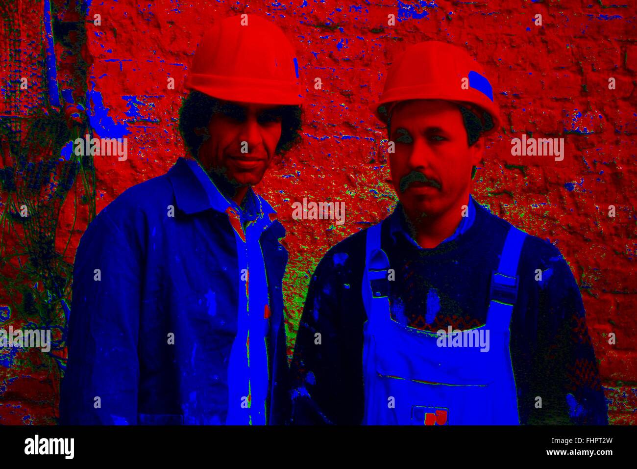 Photo de deux travailleurs avec des casques Banque D'Images