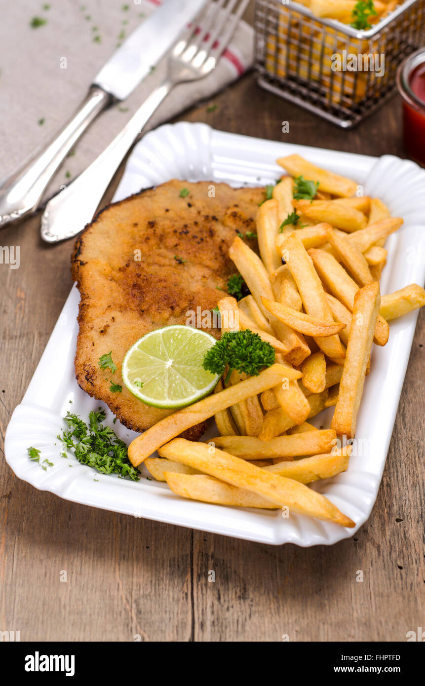 Escalope de veau panée, bovine, et les frites sur la plaque Banque D'Images