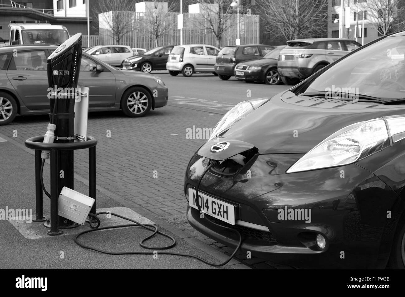 Nouvelle Nissan Leaf voiture électrique branché et de charge, tandis que dans un parking (parking) Banque D'Images