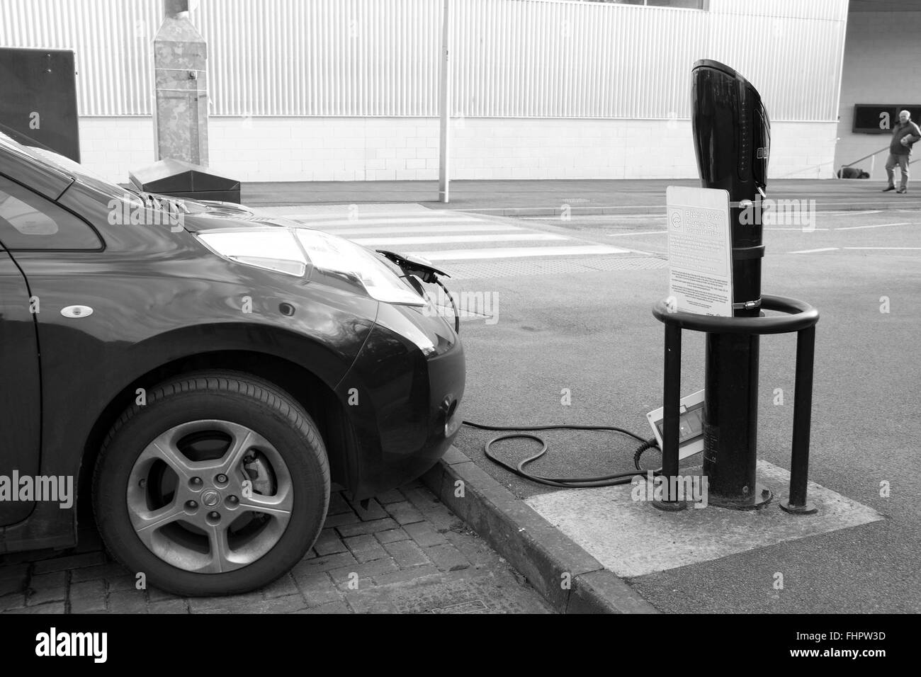 Nouvelle Nissan Leaf voiture électrique branché et de charge, tandis que dans un parking (parking) Banque D'Images