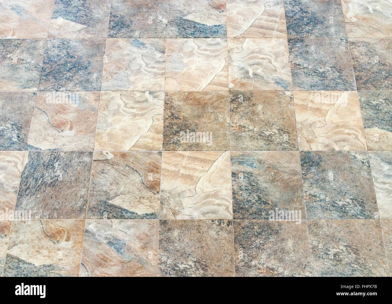 Vieux carreaux de pierres sur le chemin piétonnier de la ville. Banque D'Images