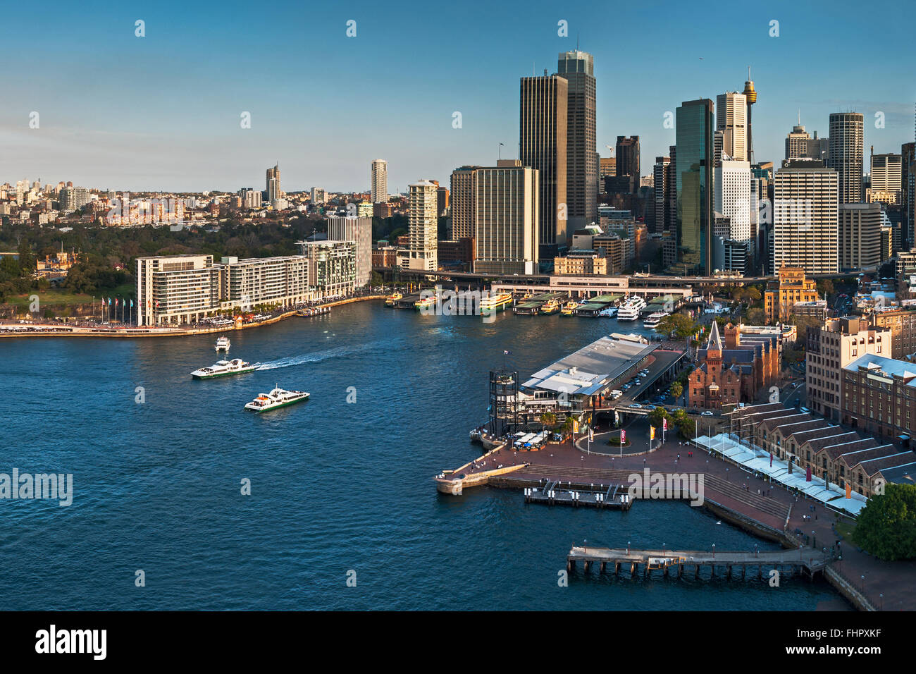 Ville de Sydney Harbour Bridge, y compris coup de Quay, gratte-ciels et de l'opera house et quelques bateaux Banque D'Images