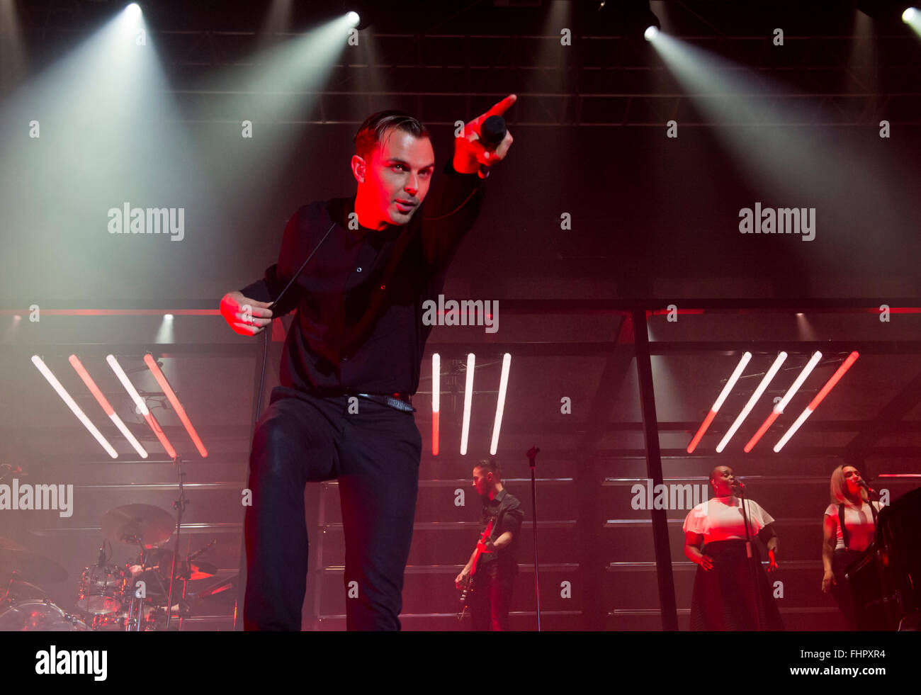 Prague, République tchèque. Feb 25, 2016. Theo Hutchcraft chanteuse de la synthpop duo fait mal effectue à Prague, République tchèque, le 25 février 2016. Photo : CTK Vit Simanek/Photo/Alamy Live News Banque D'Images