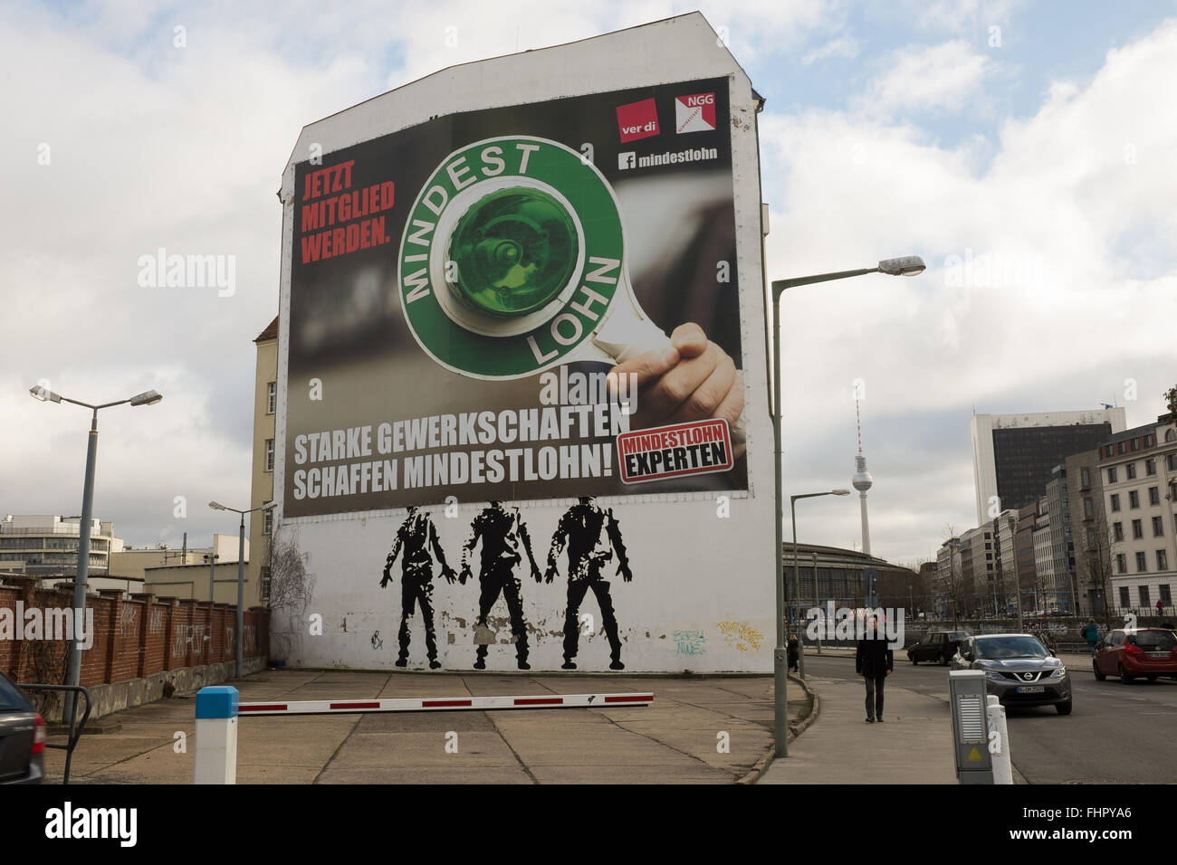 BERLIN, 24 février : panneau publicitaire sur le salaire minimum au Schiffbauerdamm à Berlin le 24 février, 2016 Banque D'Images