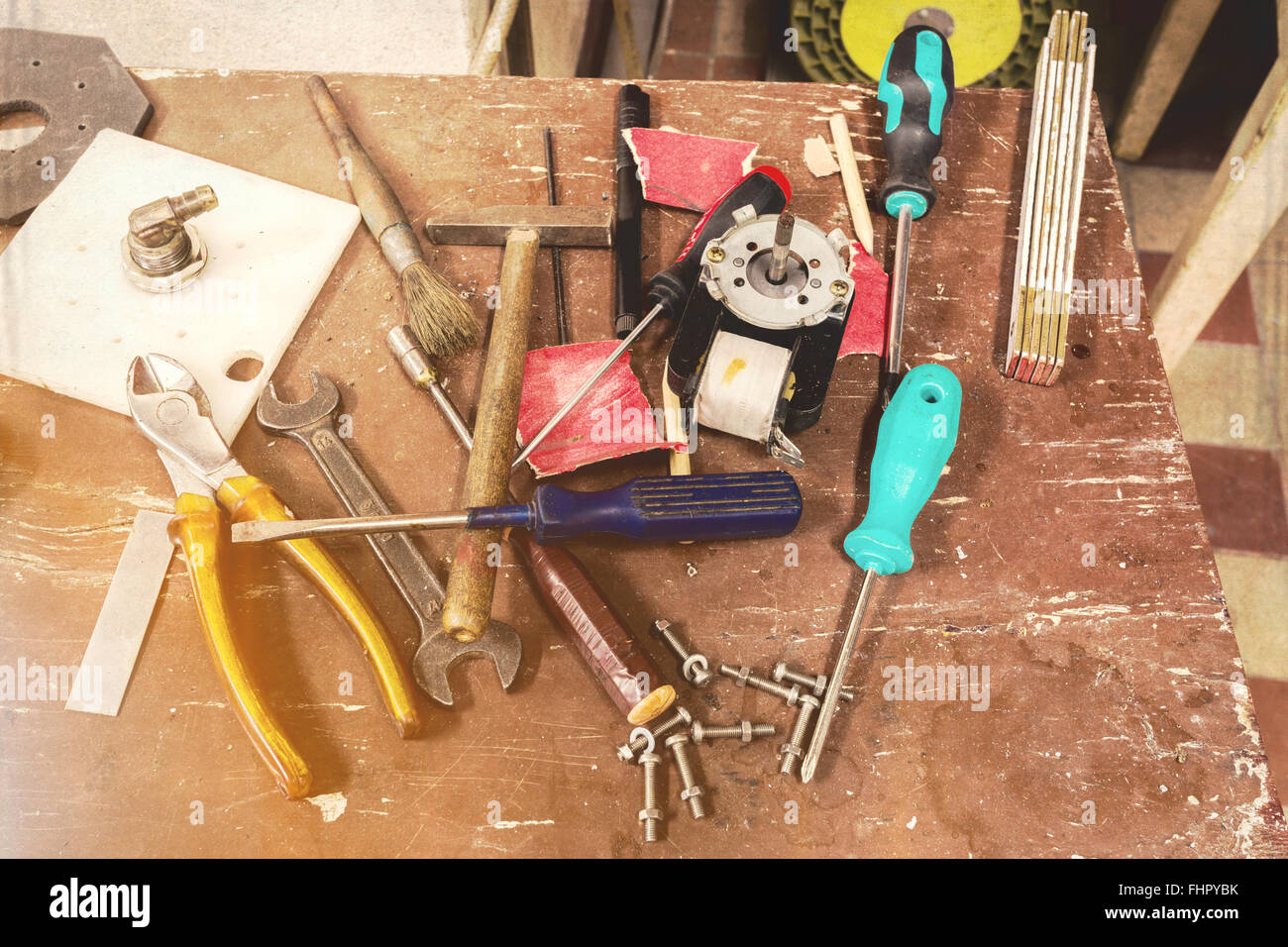 Atelier de bricolage outils sur table, en désordre, prêt pour les travaux,  le ton des couleurs vintage retro Photo Stock - Alamy