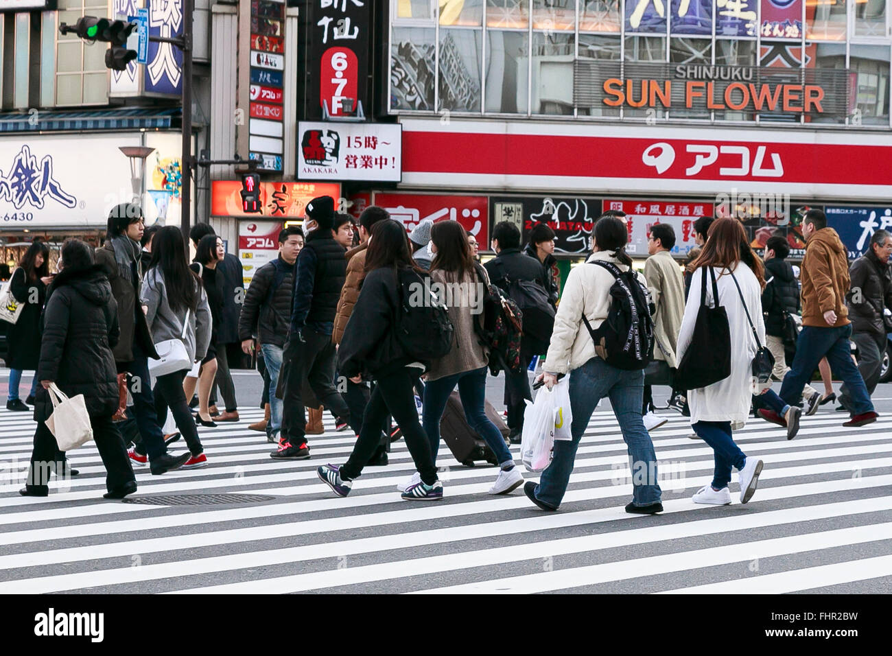 Les piétons traverser la rue dans le quartier de Shinjuku, le 26 février 2016 à Tokyo, Japon. Selon les chiffres du dernier recensement national de la population japonaise a été 127 110 047 au 1er octobre 2015. On a donc une baisse de 947 305 depuis le recensement précédent, en 2010 et a été la première fois que le nombre a diminué depuis la première enquête a été réalisée en 1920. Le Japon a une population vieillissante avec un taux de natalité notoirement bas et est le seul pays parmi les plus grands 20 dans le monde dont la population est en baisse. (Photo de Rodrigo Reyes Marin/AFLO) Banque D'Images