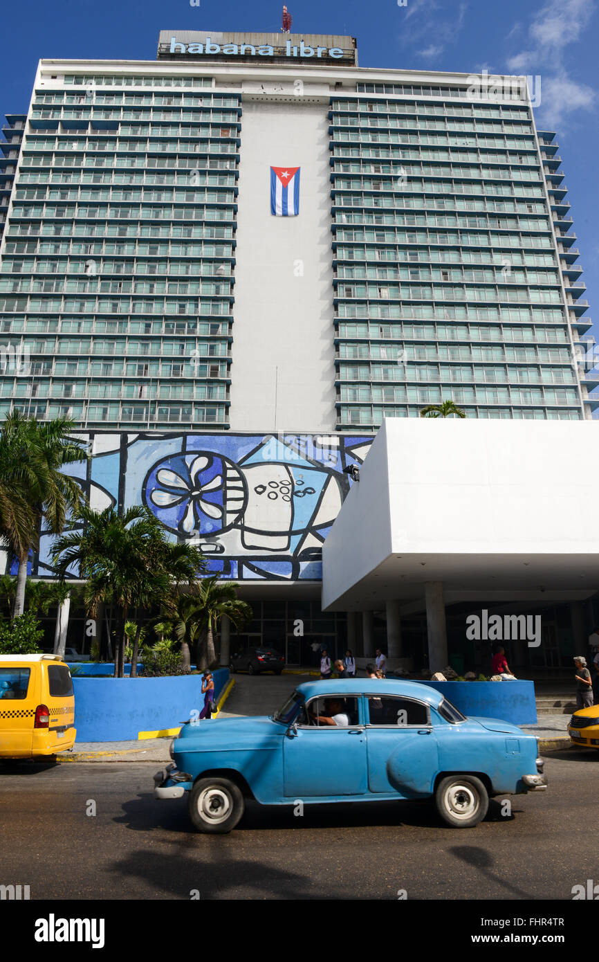 La Havane, Cuba - 6 janvier 2016 : les gens et les voitures passin en face de l'hôtel Habana Libre au quartier moderne d'El Vedado dans Banque D'Images