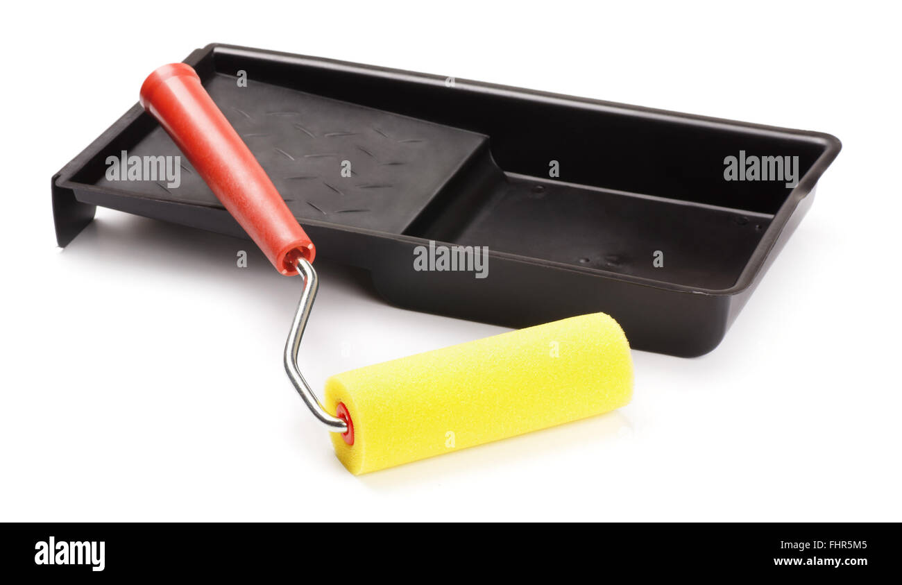 Nouveau bac à peinture et rouleau isolé sur fond blanc Banque D'Images