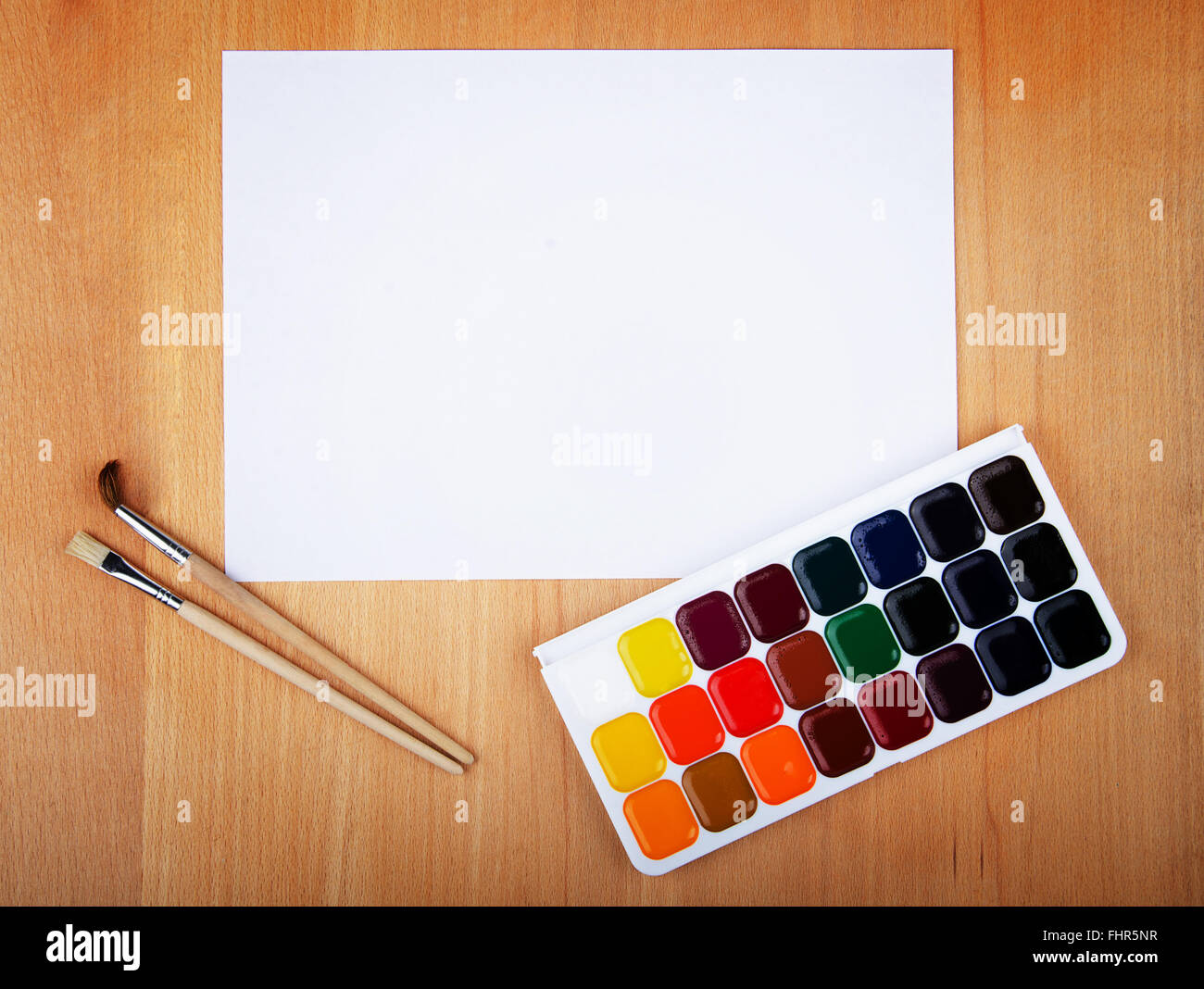 Feuille de papier vierge avec aquarelle et pinceaux sur une table en bois  Photo Stock - Alamy