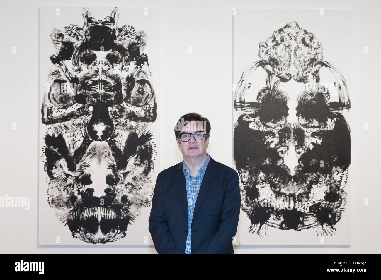 Londres, Royaume-Uni. 25 février 2016. L'artiste Mark Wallinger pose devant son ID de peintures. Hauser & Wirth gallery ouvrir une exposition solo de nouvelles peintures et œuvres multimédias par l'artiste britannique Mark Wallinger. L'exposition, qui occupe les deux espaces à Savile Row, se tiendra du 26 février au 7 mai 2016. Banque D'Images