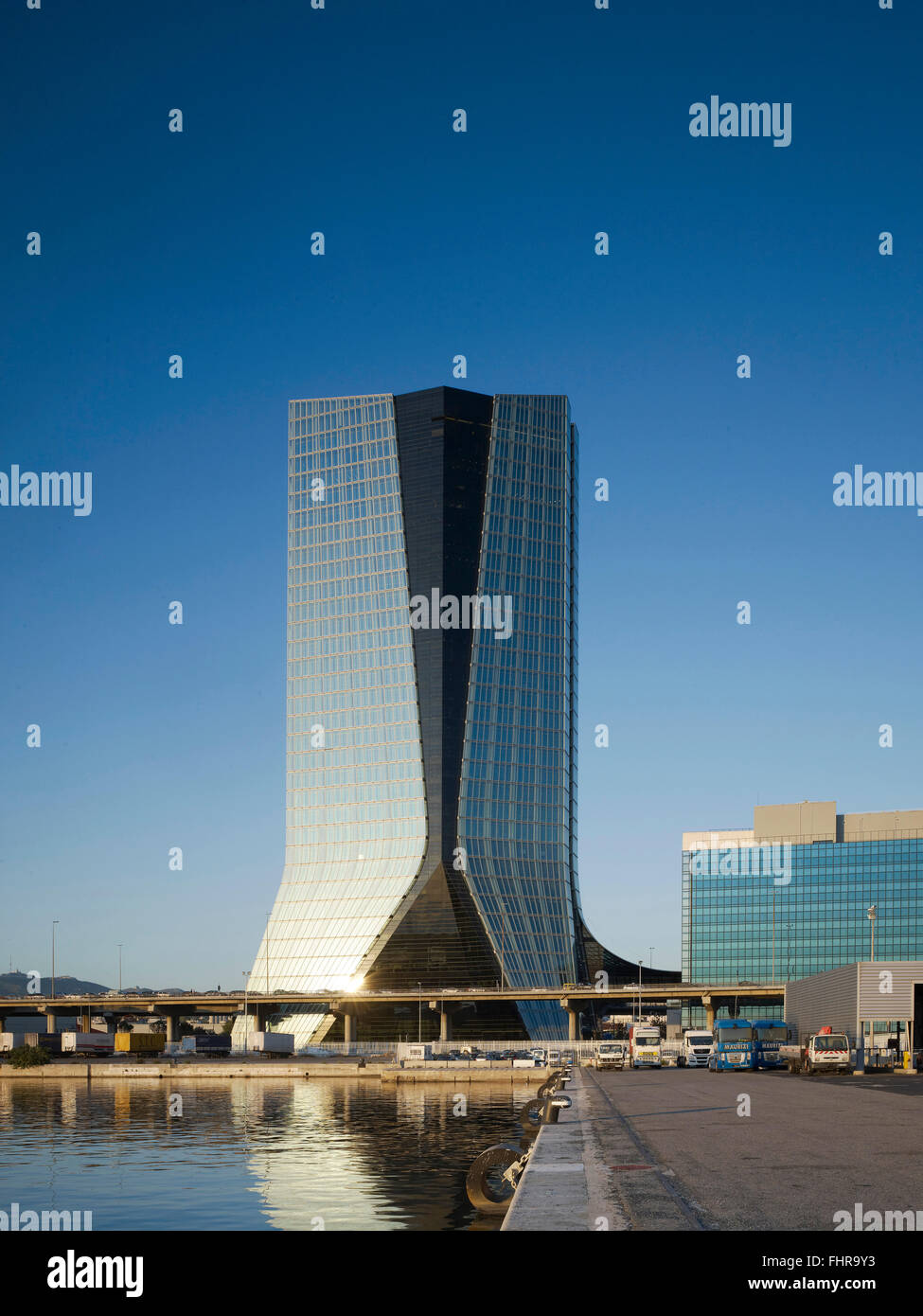 Afficher le long de Quay en direction des gratte-ciel. CMA/CMG Office Tower, Marseille, France. Architecte : Zaha Hadid Architects, 2010. Banque D'Images