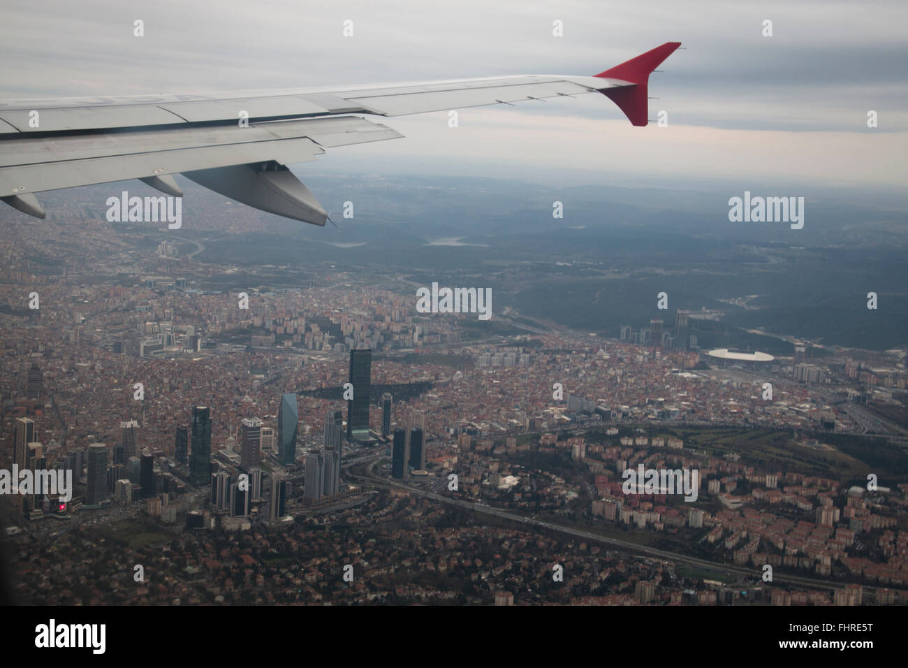 Blanc et rouge aile d'un avion de Turkish Airlines voler au-dessus de la ville d'Istanbul en Turquie Banque D'Images