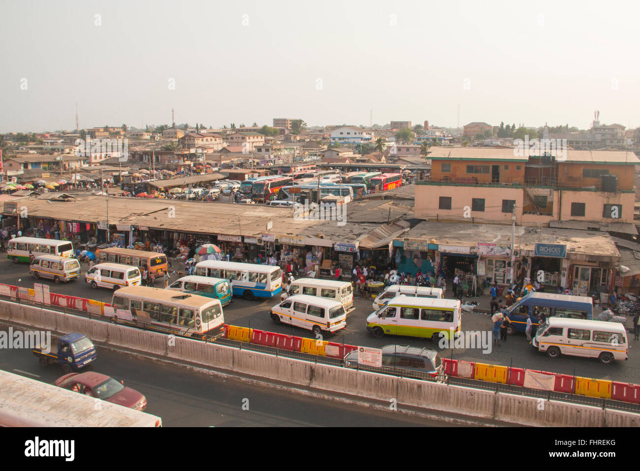 ACCRA, GHANA - Janvier 2016 : Le bus et tro-tro station à Kaneshi market à Accra, Ghana Banque D'Images