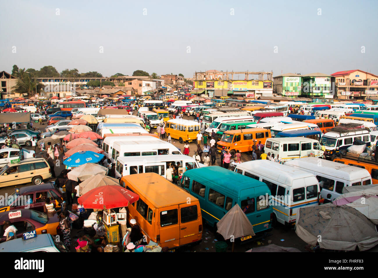 ACCRA, GHANA - Janvier 2016 : Le bus et tro-tro station à Kaneshi market à Accra, Ghana Banque D'Images