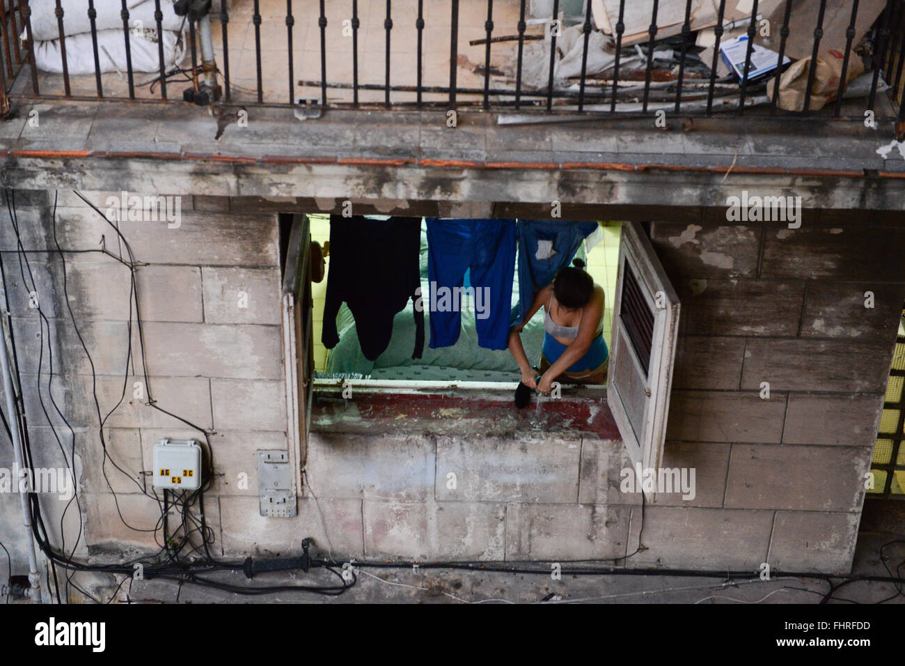 La Havane, Cuba - 27 janvier 2016 : extension de la femme vêtements à la fenêtre de sa maison dans le quartier de La Habana Vieja Banque D'Images