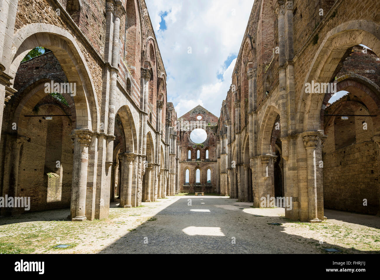 Ruines du monastère cistercien de l'abbaye de Saint Galgano Abbazia di San Galgano, Chiusdino, Province de Sienne, Toscane, Italie Banque D'Images