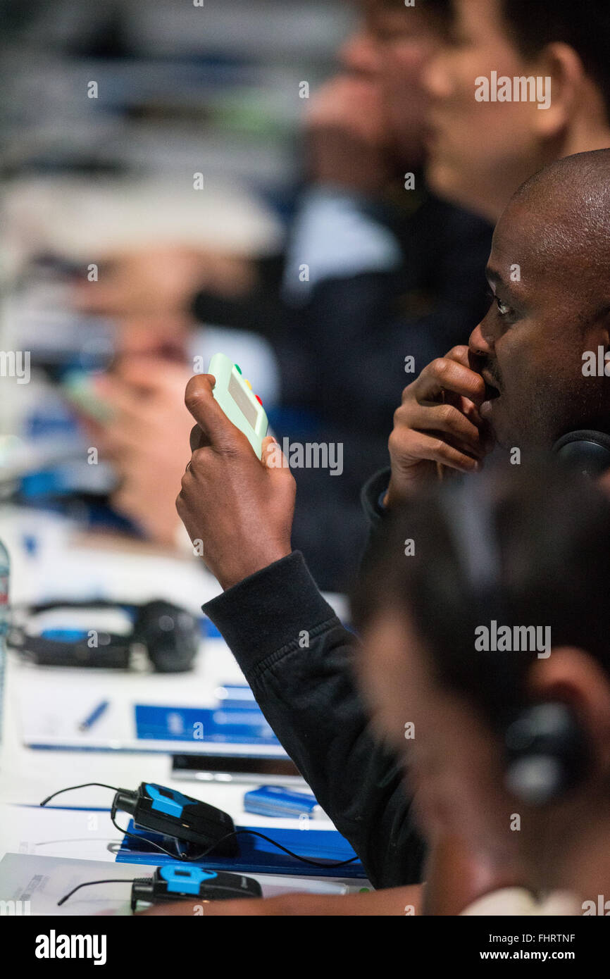 Zurich, Suisse. Feb 26, 2016. Un délégué de la FIFA, le système de vote tests au cours de l'Extraordinaire Congrès 2016 de la FIFA à Zurich, Suisse, 26 février 2016. Les délégués de la FIFA éliront un nouveau président pour remplacer Sepp Blatter et passer une série de réformes pour ouvrir une nouvelle ère de la FIFA. Credit : Xu Jinquan/Xinhua/Alamy Live News Banque D'Images