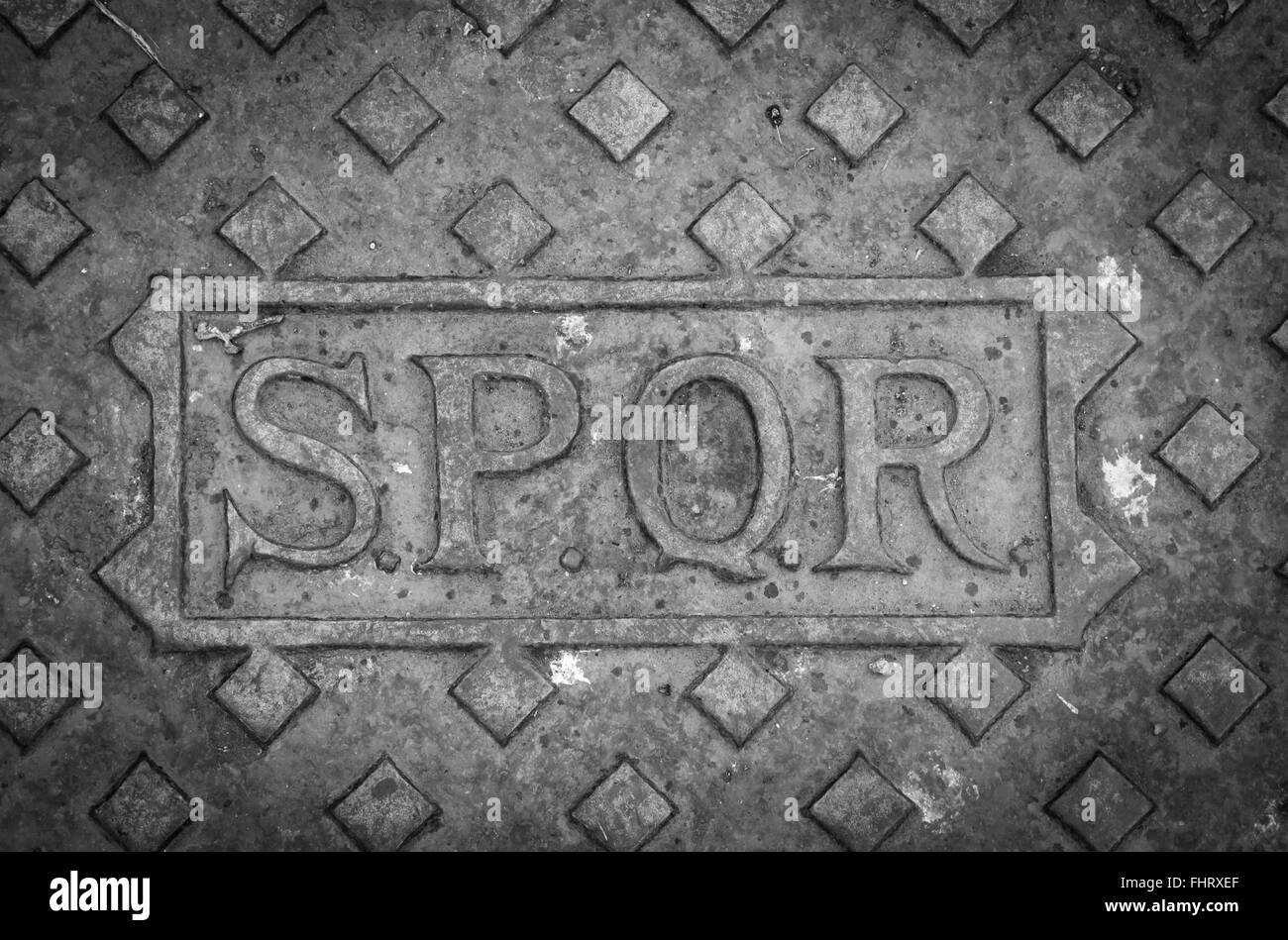 Un trou d'égoût à Rome, Italie, avec les lettres SPQR. Banque D'Images