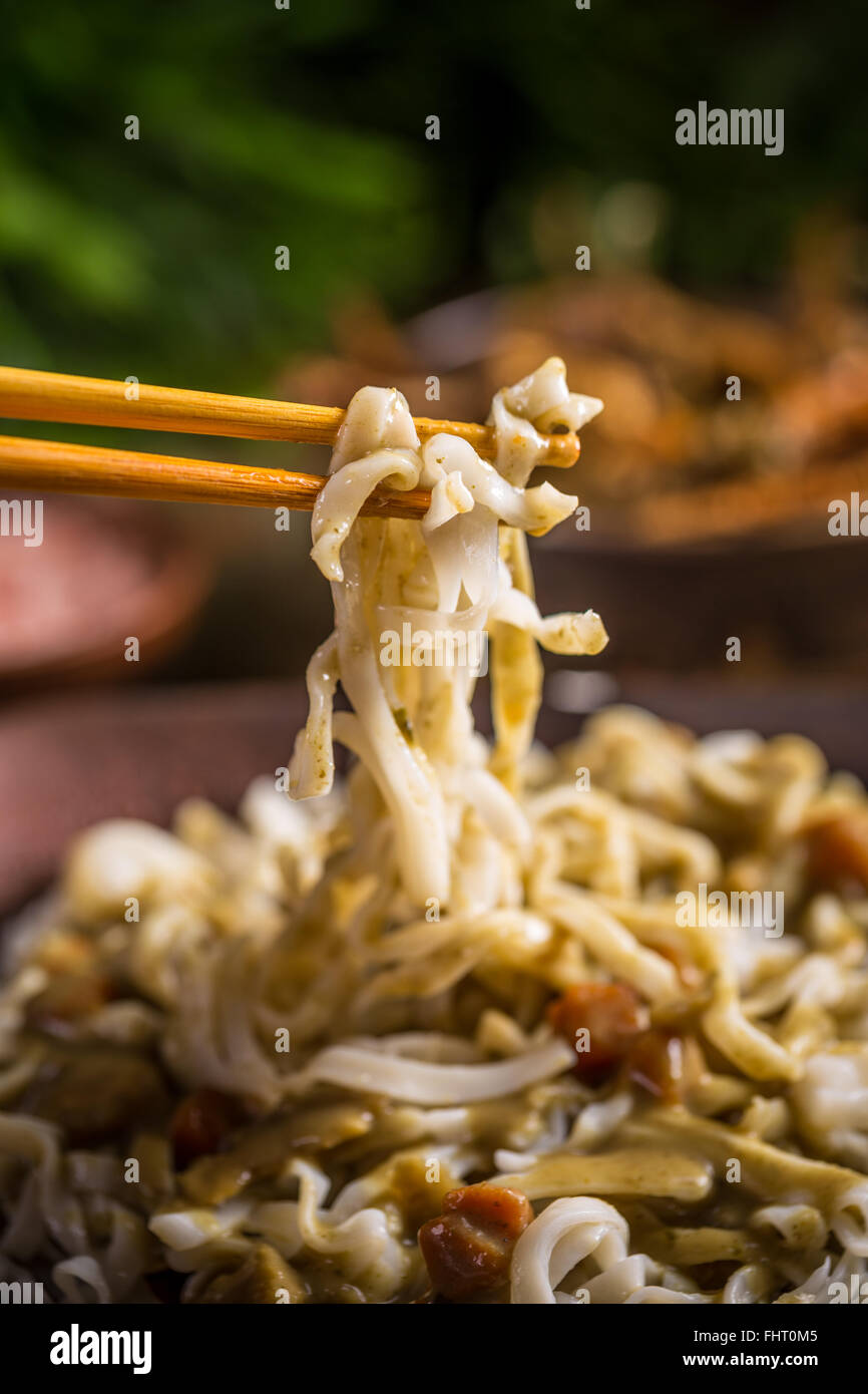 Close up of thai noodles eating with chopsticks Banque D'Images