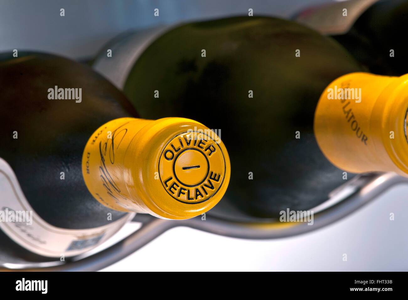 Gros plan sur bouteilles encapsulées d'Olivier Leflaive & Vins de Bourgogne blanc Louis Latour dans l'armoire à température contrôlée Banque D'Images