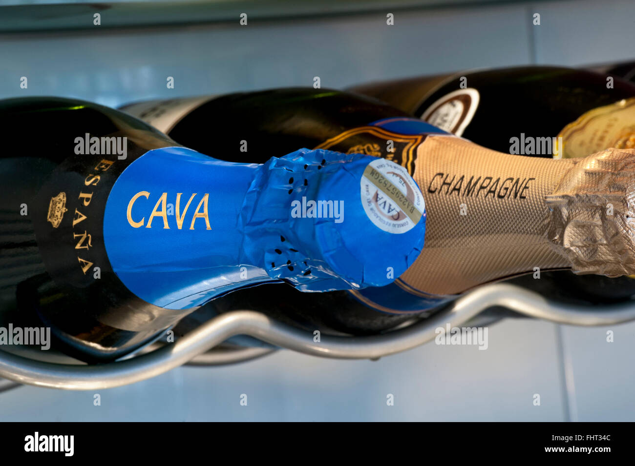 Cava et Champagne bouteilles de vin mousseux stockés horizontalement dans l'armoire à vin à température contrôlée Banque D'Images