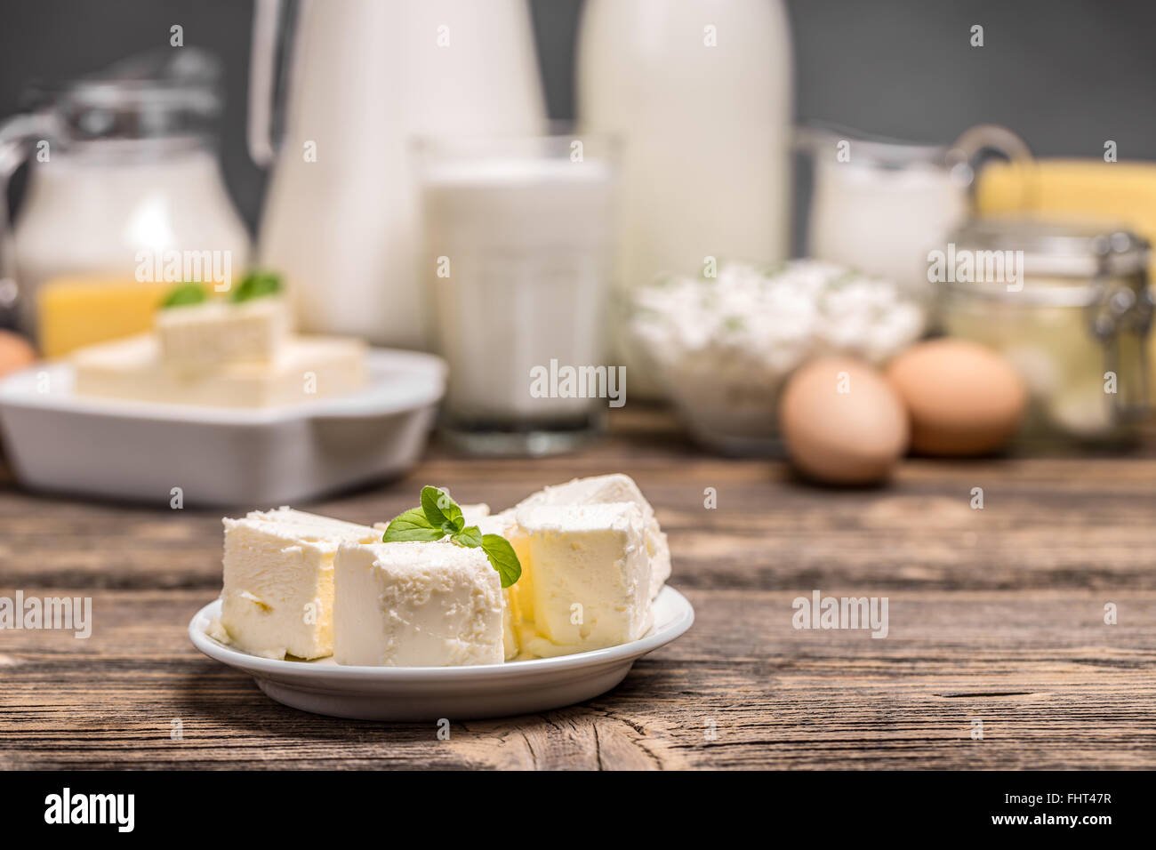 Morceaux de beurre frais en plaque blanche Banque D'Images