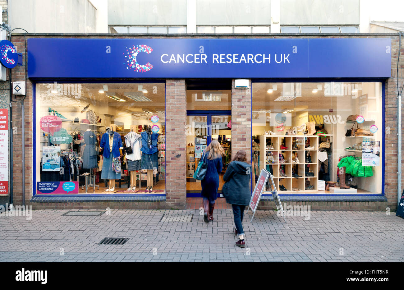 Une boutique caritative cancer Research UK, Burleigh Street, Cambridge UK. Associations caritatives britanniques Banque D'Images