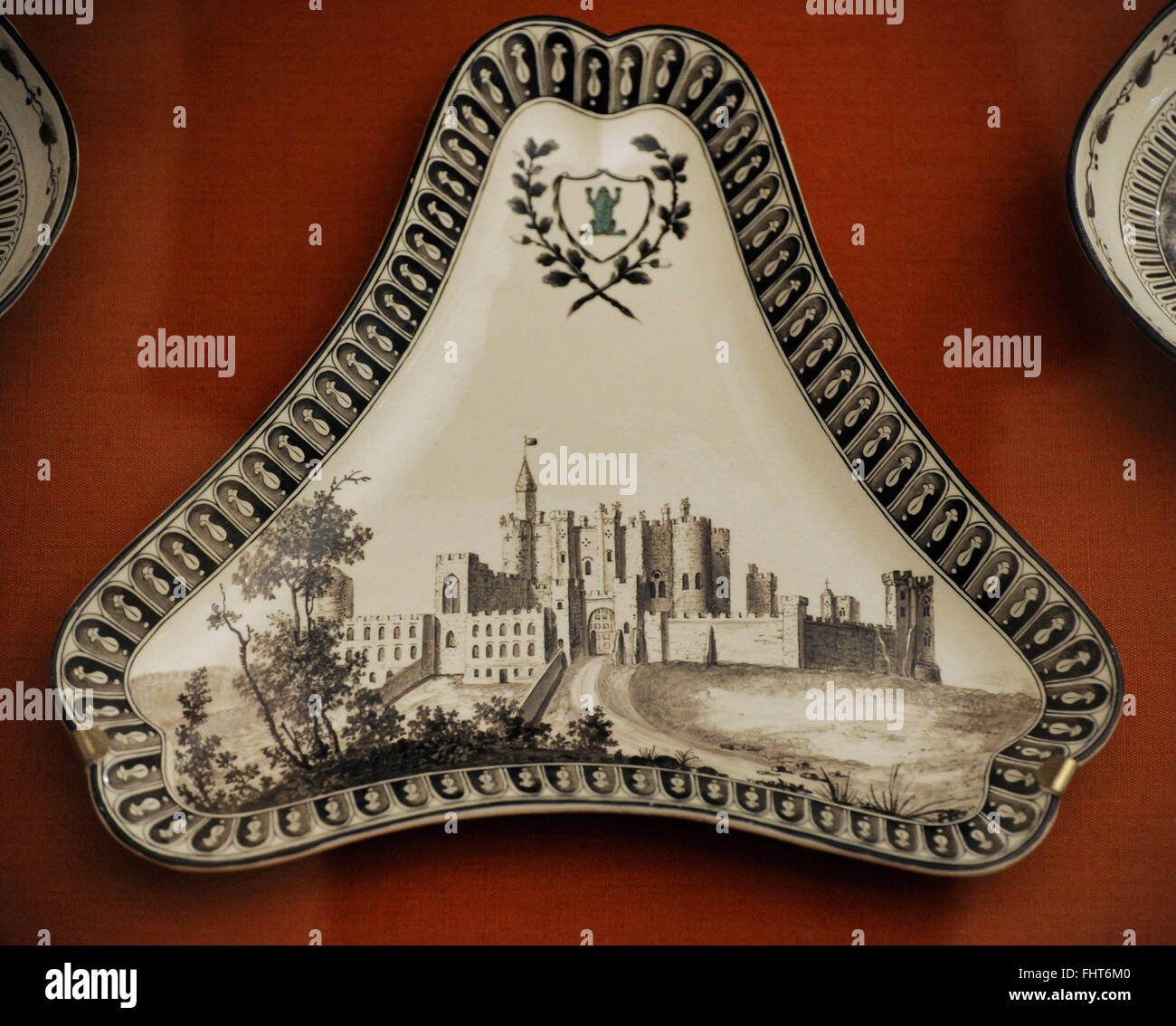 Plat à décor triangulaire avec une vue sur le château de Alnwick dans le Northumberland, 1773-1774. La grenouille Service. La Grande-Bretagne. Le Musée de l'Ermitage. Saint Petersburg. La Russie. Banque D'Images