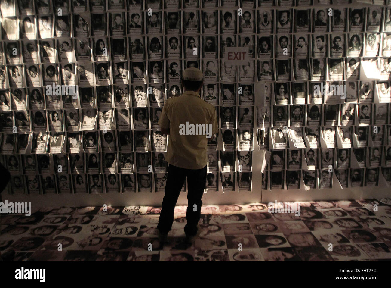 (160226) -- La ville de Quezon, 26 février 2016 (Xinhua) -- Un visiteur regarde des photos de victimes de la loi martiale à l'intérieur du pouvoir des gens Experiential Museum au camp Aguinaldo à Quezon City, Philippines, le 26 février 2016. Le musée dispose de huit salles où les visiteurs auront une expérience multi-sensorielle à partir du moment où l'ancien président Ferdinand Marcos a déclaré la loi martiale en 1972 jusqu'à la révolution pacifique qui a renversé le dictateur en 1986. Le pouvoir des gens Experiential Museum est créé dans le cadre de la 30e célébration de la révolution le pouvoir du peuple, un événement qui a renversé la dictature de l'ancien président Banque D'Images