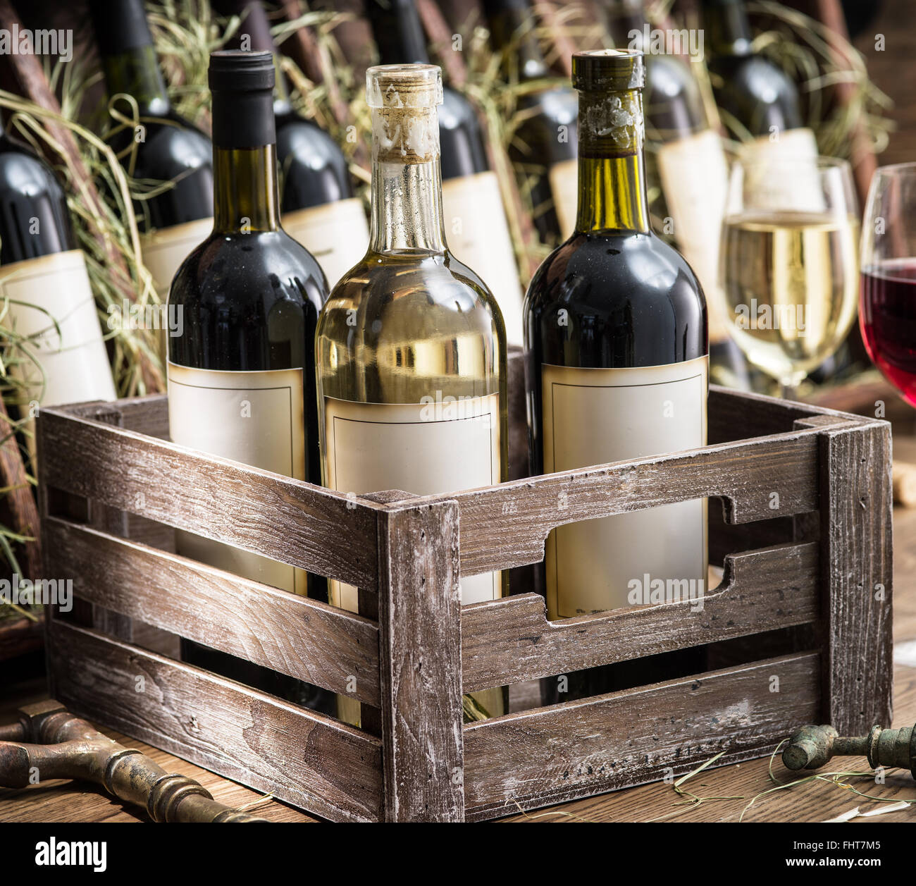 Vieilles bouteilles de vin dans une caisse en bois. Banque D'Images