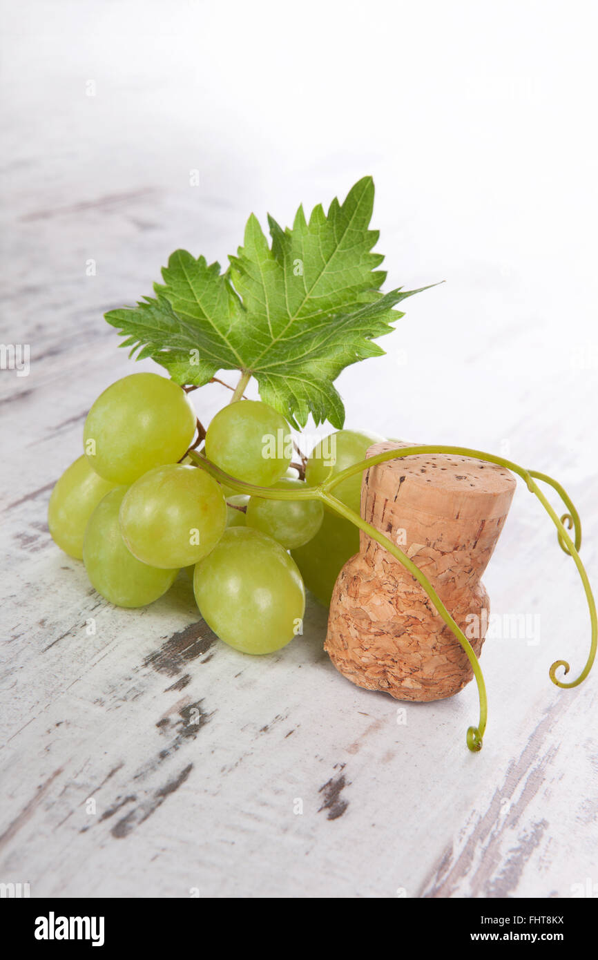 Raisins verts avec bouchon de champagne. Banque D'Images