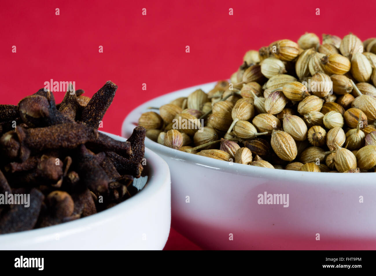 Une macro image d'une sélection de fines herbes culinaires méditerranéennes/épices entières. Plus précisément de girofle et l'ensemble de graines de coriandre. Banque D'Images