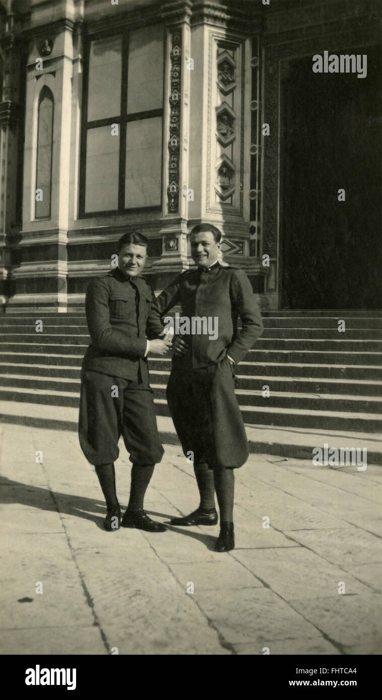 Deux soldats de l'Armée royale italienne en face de l'église de Santa Croce, Florence, Italie Banque D'Images