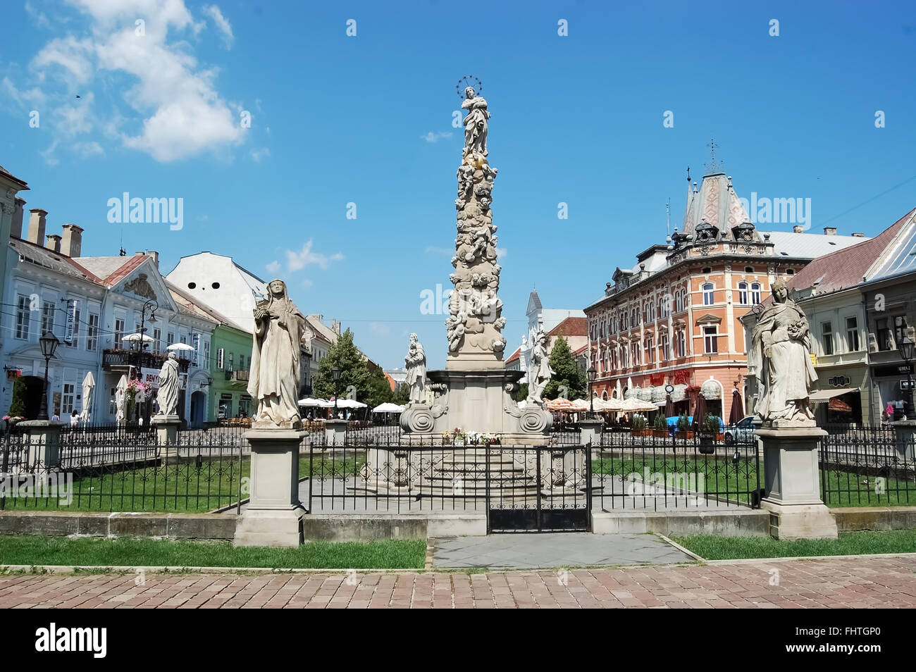 KOSICE, SLOVAQUIE - Août 3, 2013 : Monument avec kolumn sur la place centrale à Kosice, Slovaquie. Banque D'Images