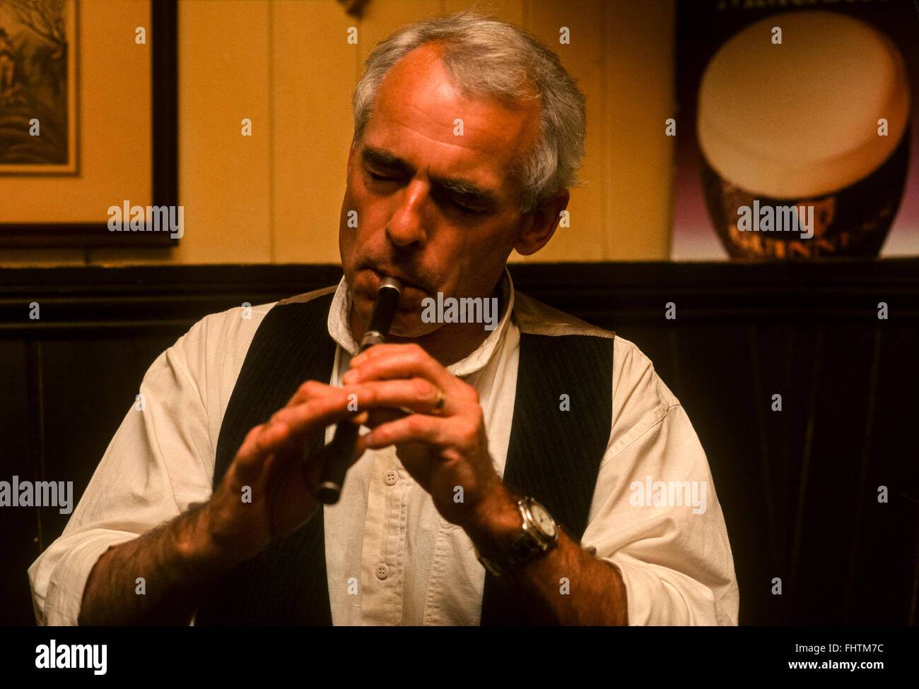 Musiciens jouant de la musique traditionnelle irlandaise en direct à une session en Mc Hales pub à Westport, Comté de Mayo, Irlande. 1995. Numérisation à partir de 35mm de la transparence. Banque D'Images