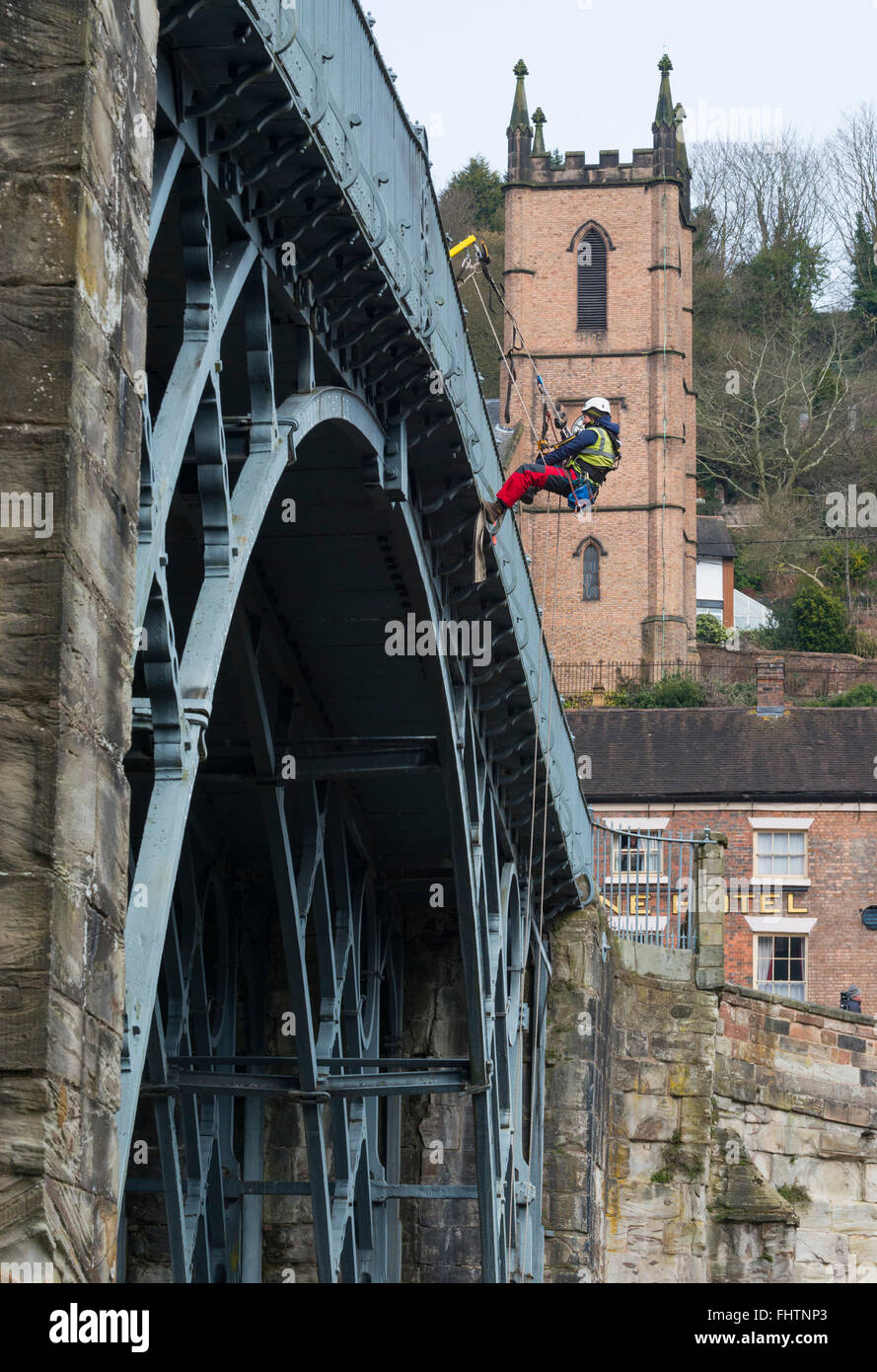 Ironbridge, UK, le 26 février 2016. Un arpenteur de belles descentes vers le bas le premier pont de fer en avant d'un £1,25 millions de projet de rénovations qui commencera en janvier 2017. Ce sera le plus gros travail de conservation à jamais être entreprises par l'English Heritage. Telford, Shropshire, Angleterre Crédit : John Hayward/Alamy Live News. Banque D'Images