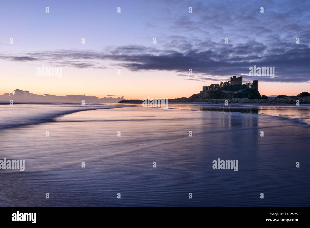 Château de Bamburgh pré aube et plage de Bamburgh Northumberland Banque D'Images