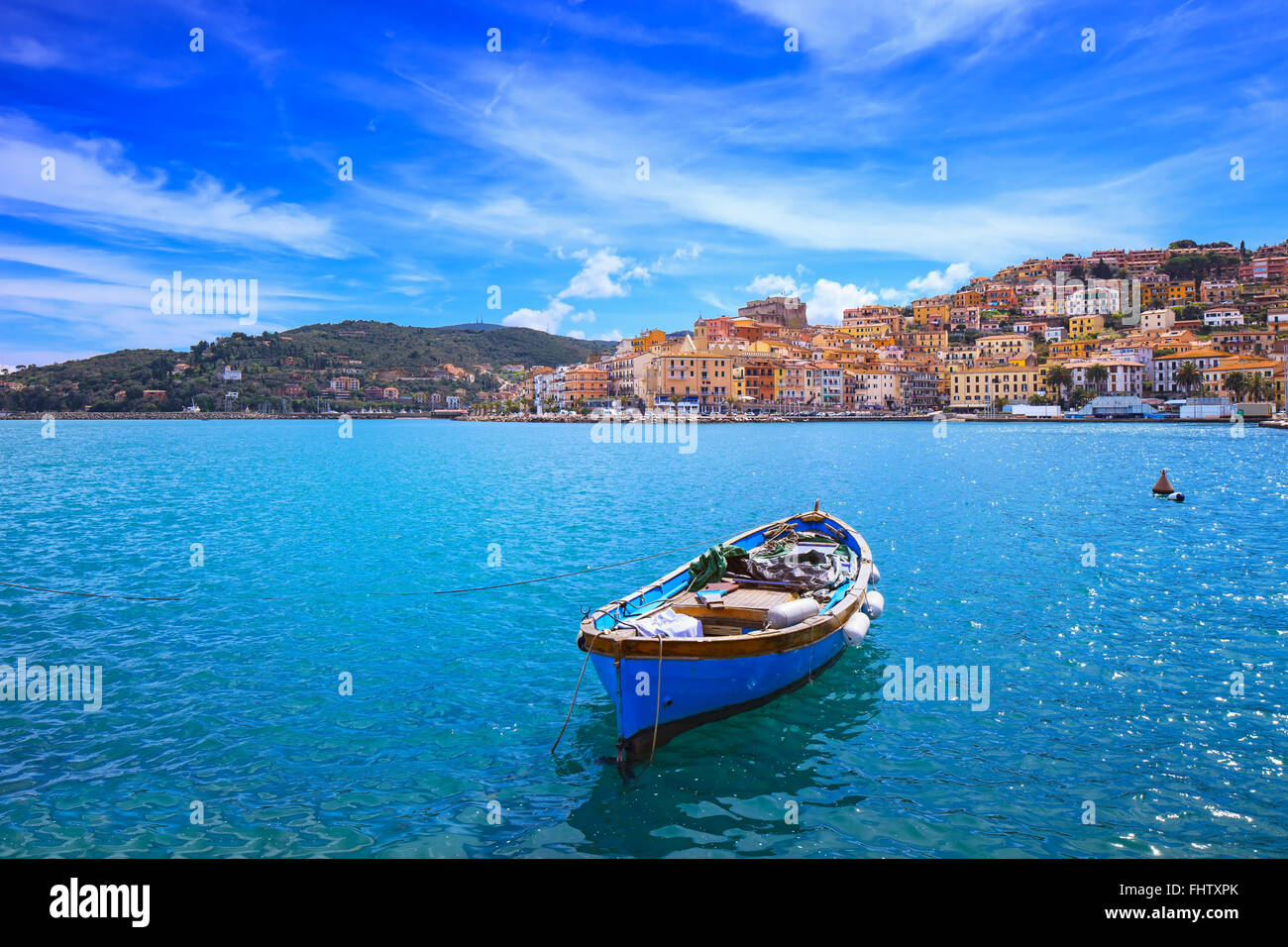 Petit bois vieux bateau à Porto Santo Stefano, italien en bord de destinations de voyage. Monte Argentario, Toscane, Italie. Banque D'Images