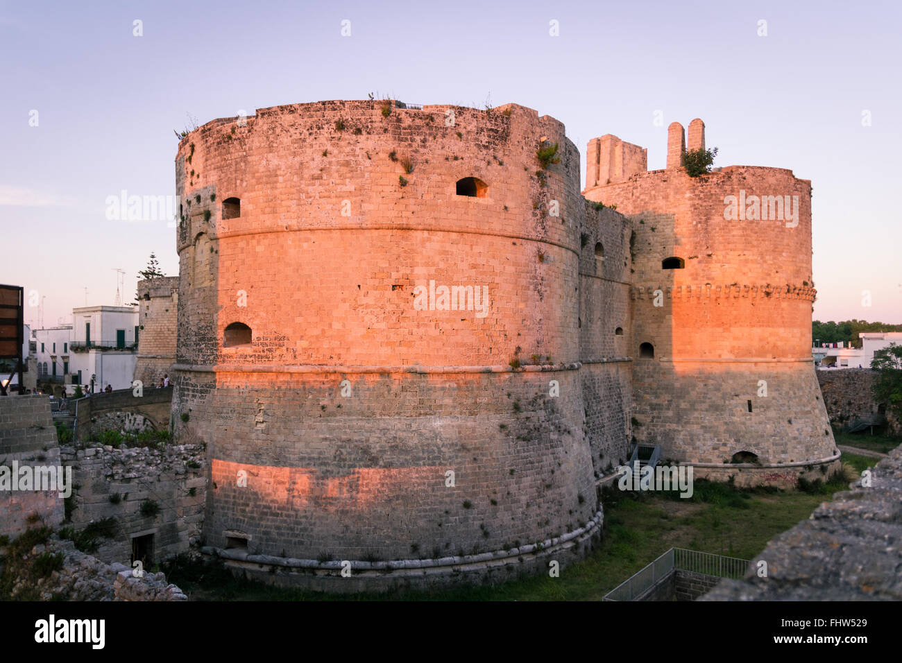 Coucher de soleil au Château aragonais dans Otranto, Italie. Banque D'Images