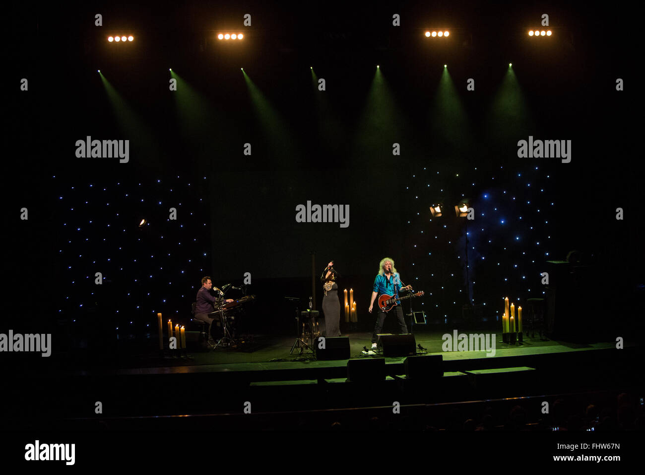 Milan Italie. 25 février 2016. Le légendaire guitariste de Queen Brian May et l'actrice et chanteuse américaine KERRY ELLIS il se produit sur la scène du Teatro degli Arcimboldi durant l 'une seule voix Le Tour 2016' Credit : Rodolfo Sassano/Alamy Live News Banque D'Images