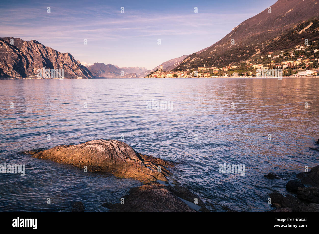 Panorama du lac de Garde (Italie) près de la ville de Malcesine a appelé la "perle du lac". Banque D'Images