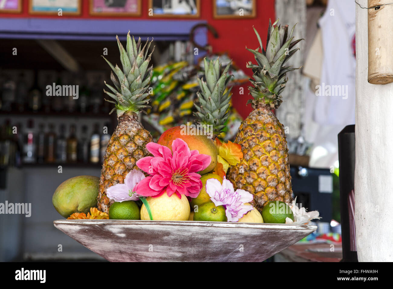 Décoration avec des fruits et des fleurs en bar de plage à Jabalpur Banque D'Images