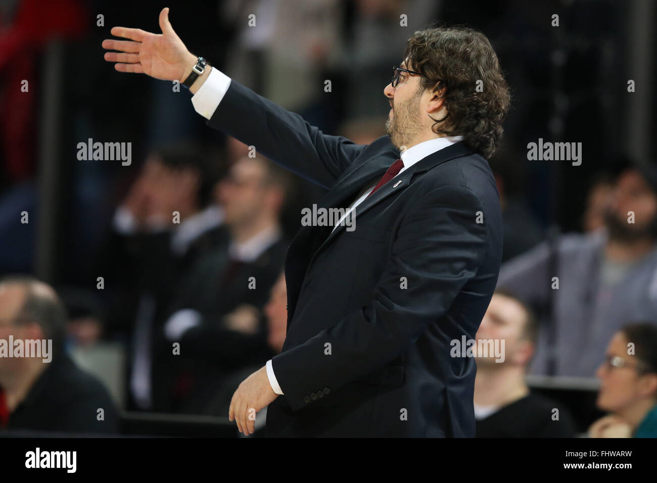 L'entraîneur en chef de Brose Baskets, Andrea Trinchieri, réagit au cours de l'Euroligue de basket-ball match entre Brose Baskets Bamberg et le Real Madrid à l'Arène Versicherung Nuernberger à Nuremberg, Allemagne, 25 février 2016. Photo : Daniel Karmann/dpa Banque D'Images