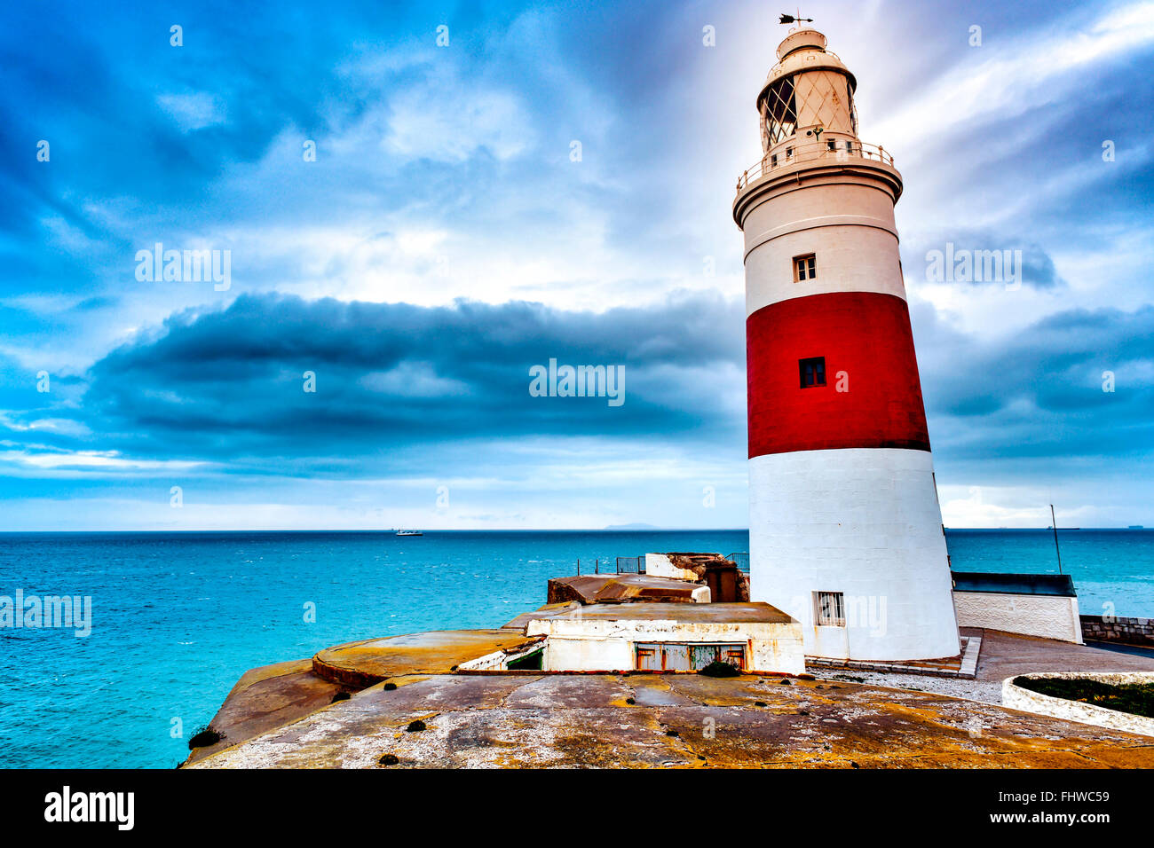 Une vue de la Trinity phare à Europa Point, à Gibraltar, et la mer Méditerranée dans un jour nuageux Banque D'Images