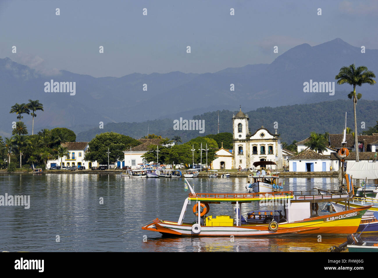 Dériveurs avec Eglise Santa Rita dans l'arrière-plan sur la côte de Paraty - RJ Banque D'Images