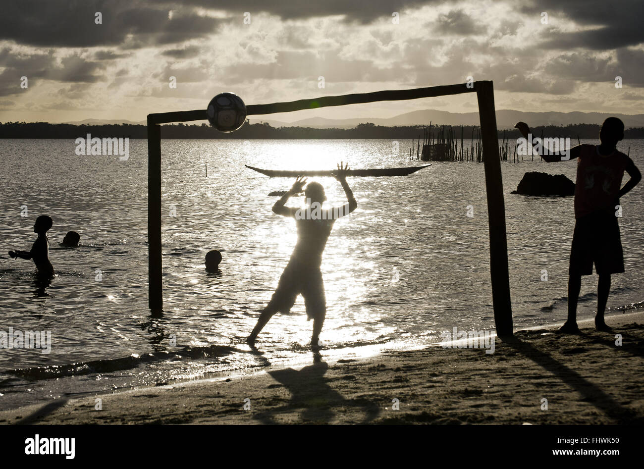Les garçons à jouer au ballon sur le front de mer de Praia de Dentro - Péninsule de Marau Banque D'Images