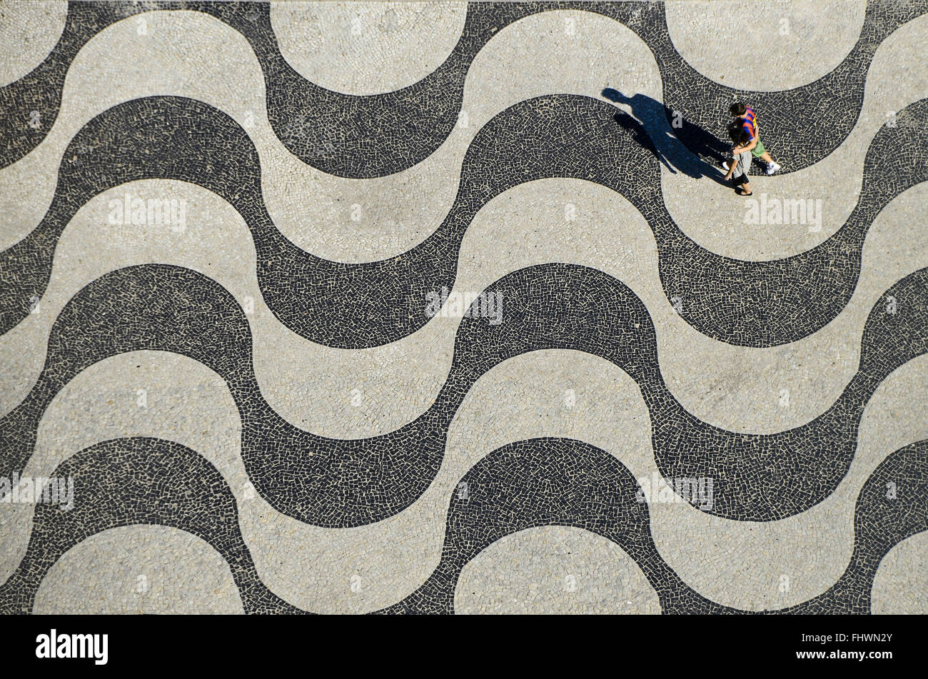 Vue aérienne de la promenade de la plage de Copacabana avec des gens pratiquant l'activité physique Banque D'Images