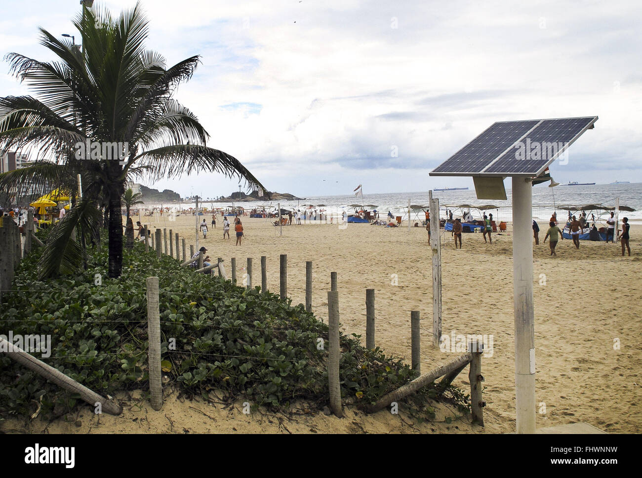 L'énergie solaire pour le chauffage de la plaque douche à la plage d'Ipanema Banque D'Images